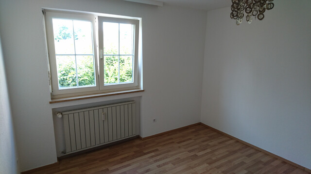 Sonnige und geräumige 3,5 Zimmer-Wohnung mit Parkplatz