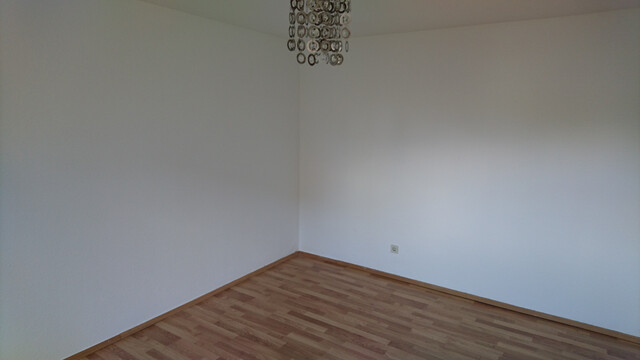 Sonnige und geräumige 3,5 Zimmer-Wohnung mit Parkplatz