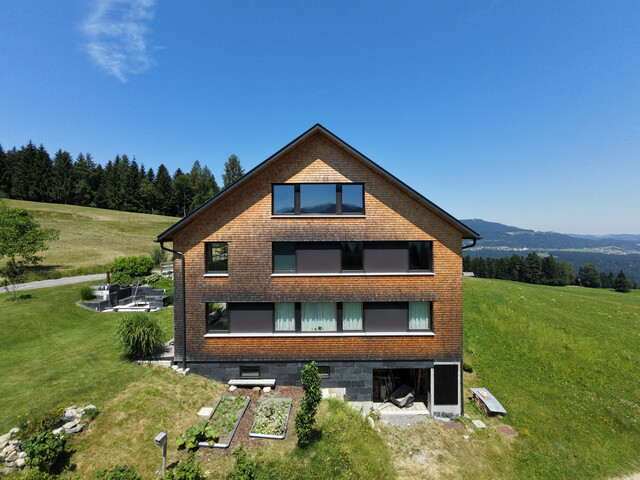 Freistehendes Holzhaus mit Aussicht über den Bregenzerwald