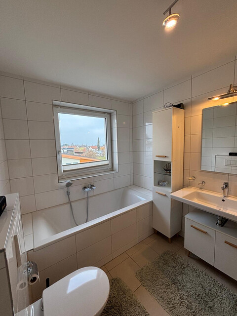 Moderne 2-Zimmer Dachgeschosswohnung mit großem Balkon und Carport