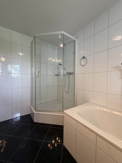 Schöne und sonnige  3-Zimmer-Wohnung mit 2 Tiefgaragenplätzen
