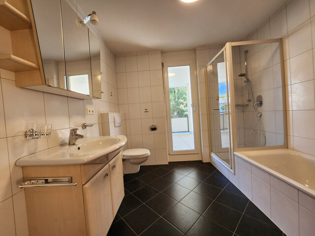 Architekten-Doppelhaushälfte mit Stil, Garten & Großzügige Terrasse im Obergeschoss