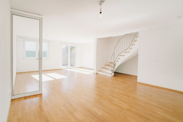 Architekten-Doppelhaushälfte mit Stil, Garten & Großzügige Terrasse im Obergeschoss