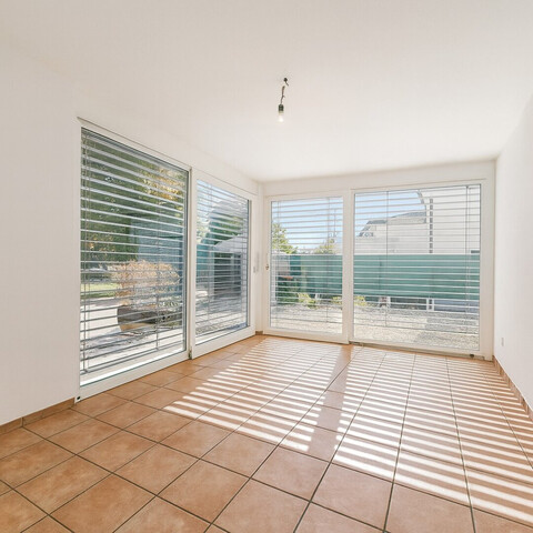 Architekten-Doppelhaushälfte mit Stil, Garten & Großzügige Terrasse im Obergeschoss