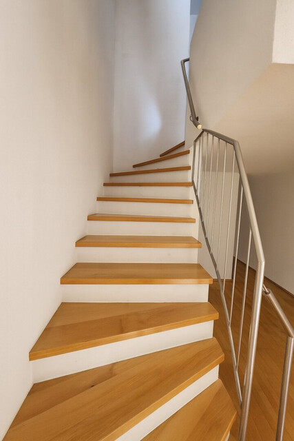 Architekten-Doppelhaushälfte mit Stil, Garten & Großzügige Terrasse im Obergeschoss