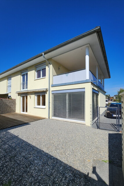 Architekten-Doppelhaushälfte mit Stil, Garten & Großzügige Terrasse im Obergeschoss