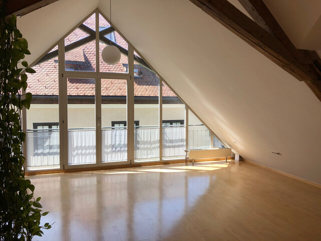 Möblierte Dachgeschosswohnung zur Kurzzeitmiete mitten in der Stadt zu vermieten!