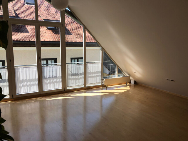 Möblierte Dachgeschosswohnung zur Kurzzeitmiete mitten in der Stadt zu vermieten!