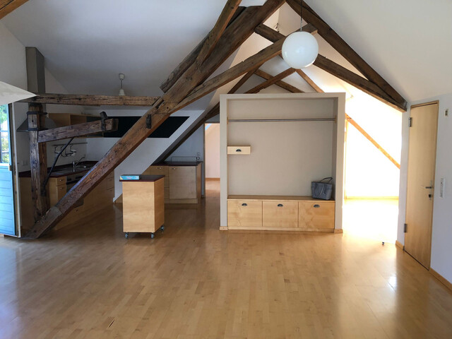 Möblierte Dachgeschosswohnung zur Kurzzeitmiete mitten in der Stadt zu vermieten!