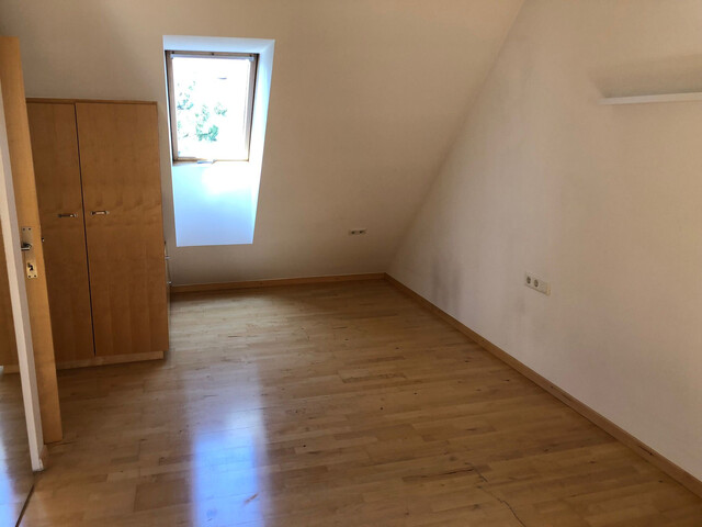 Möblierte Dachgeschosswohnung zur Kurzzeitmiete mitten in der Stadt zu vermieten!