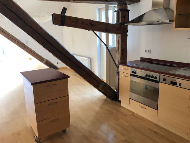 Möblierte Dachgeschosswohnung zur Kurzzeitmiete mitten in der Stadt zu vermieten!