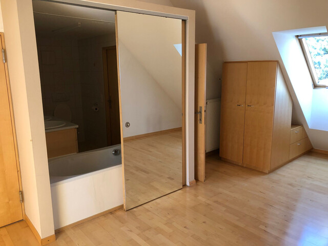 Möblierte Dachgeschosswohnung zur Kurzzeitmiete mitten in der Stadt zu vermieten!