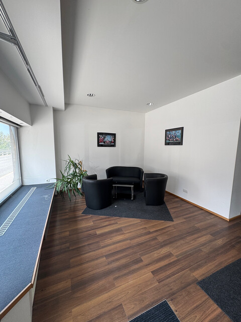 Gewerbliches Büro-/Geschäftslokal mit 2 Parkplätzen und Kellerraum zur Miete