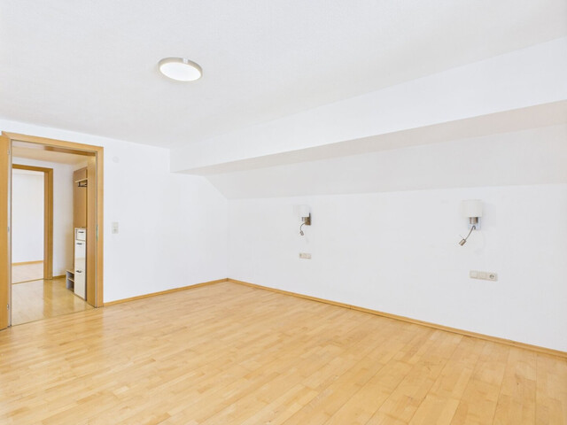 4,5 Zimmer Wohnung |  Balkon | Abstellplatz