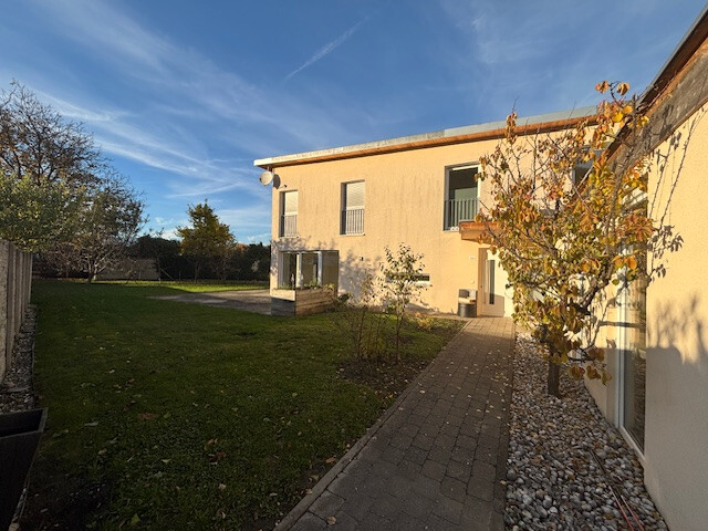 Neuwertiges familienfreundliches Einfamilienhaus in der Kummenbergregion mit Doppelgarage