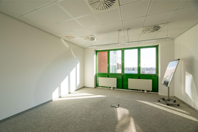 Große Bürofläche mit flexibler Raumaufteilung - PKW-Stellplätze möglich