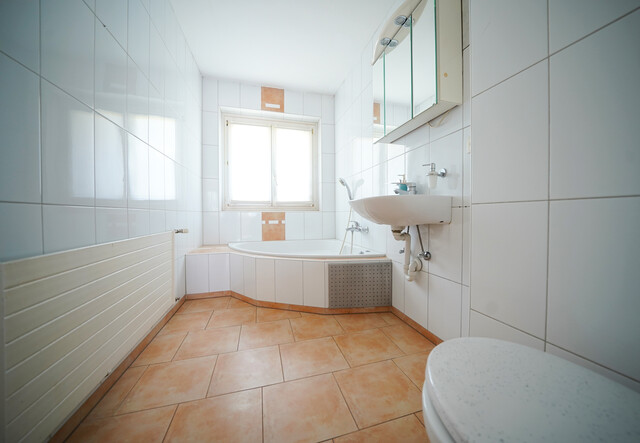 Geräumiges 5 Zimmerwohnung mit 2 Parkplätzen, Balkon, Lobby, Abstellraum, Keller und Fahrradabstellraum