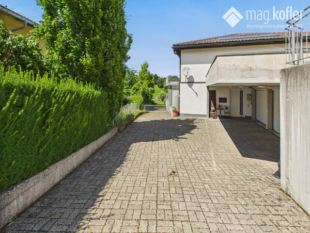 Wohnen mit Weitblick – Zweifamilienhaus mit Gartenidylle mitten in Feldkirch