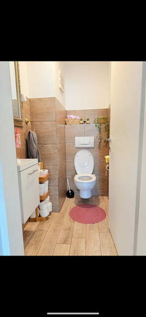 Renoviertes Dachgeschoss Wohnung mit Natursteinwände und Retrostilem Laminatboden, große Panoramaterasse mit atemberaubendem Bergaussicht. 