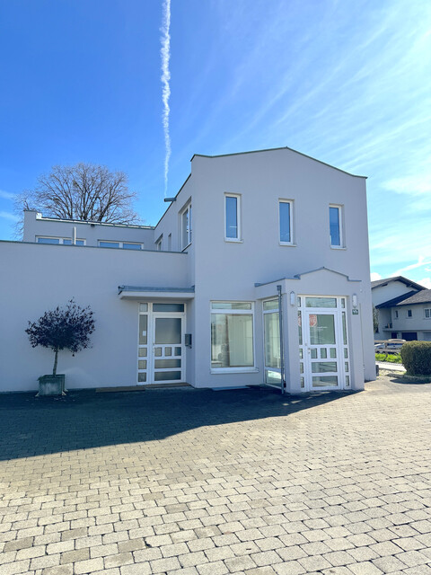 Super Räumlichkeiten mit viel Platz und guter Sichtbarkeit!