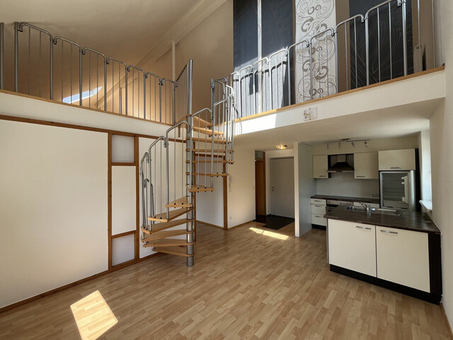 Große Wohnung mit ca. 152 m² sowie Balkon und Carport