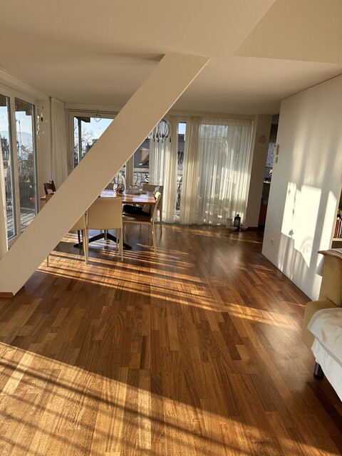 Altbau Dachgeschosswohnung mit Balkon, Garten, Stauraum &amp; Parkplatz!
