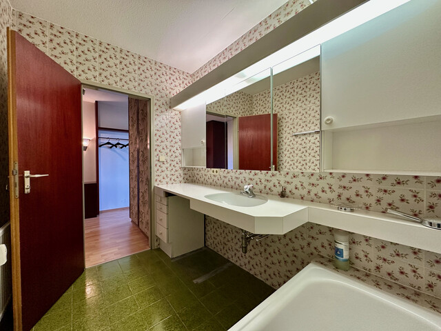 helle sehr geräumige 2,5 Zimmer Wohnung