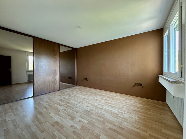 helle sehr geräumige 2,5 Zimmer Wohnung