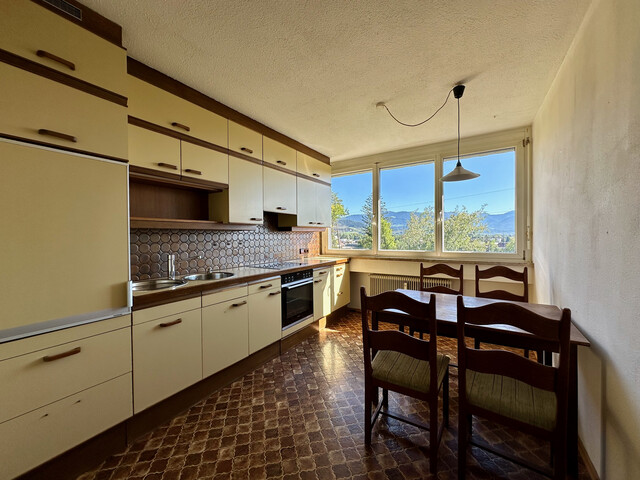 helle sehr geräumige 2,5 Zimmer Wohnung