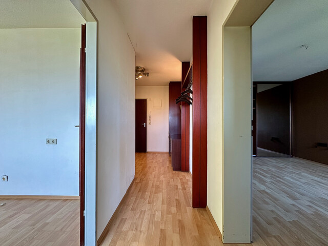 helle sehr geräumige 2,5 Zimmer Wohnung