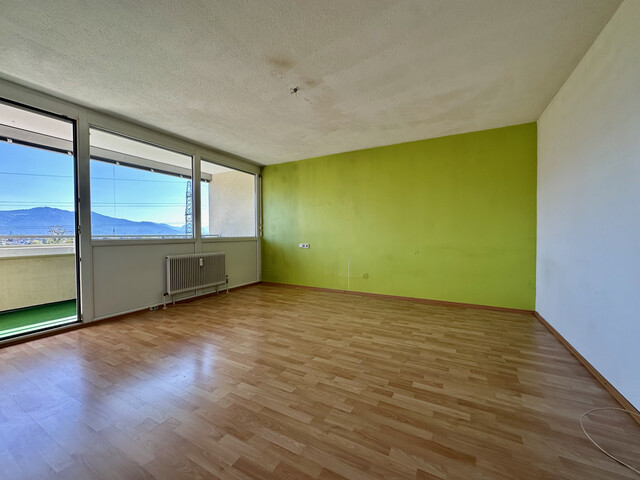 helle sehr geräumige 2,5 Zimmer Wohnung