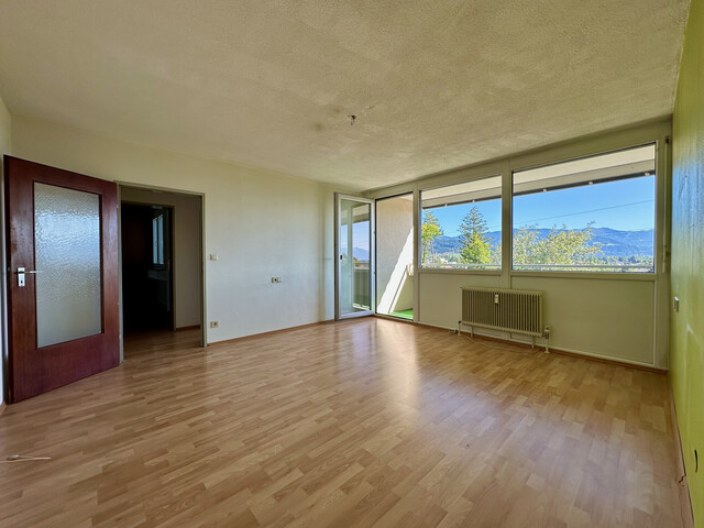 helle sehr geräumige 2,5 Zimmer Wohnung