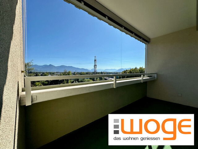 helle sehr geräumige 2,5 Zimmer Wohnung