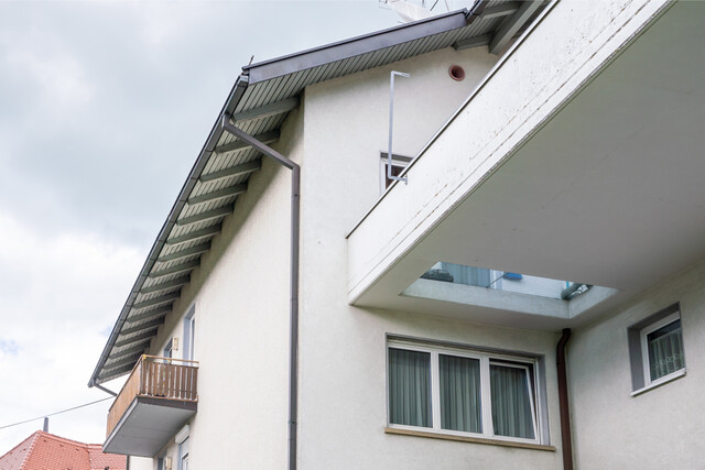 Wohn- und Geschäftshaus mit Parkplätzen