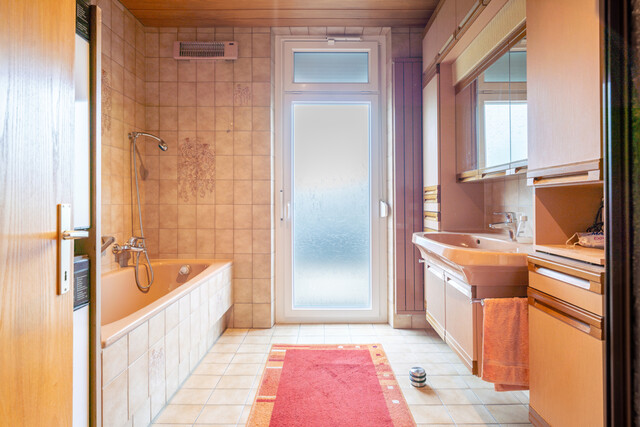 Wohn- und Geschäftshaus mit Parkplätzen