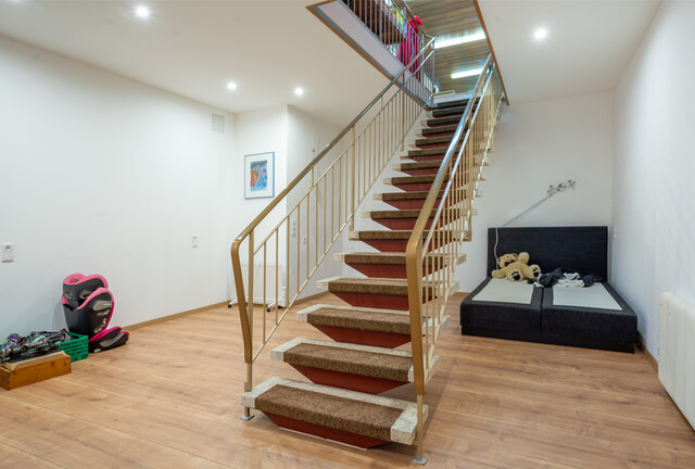 Wohn- und Geschäftshaus mit Parkplätzen