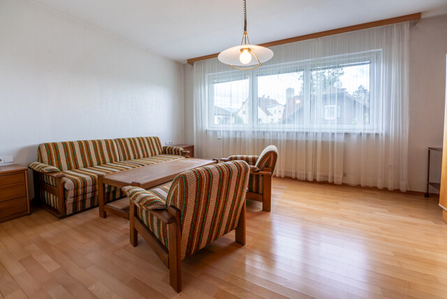 Wohn- und Geschäftshaus mit Parkplätzen