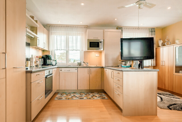 Wohn- und Geschäftshaus mit Parkplätzen