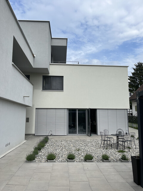 Geräumiges Haus mit 7 Carport-Stellplätze und Terrasse in Top-Lage!