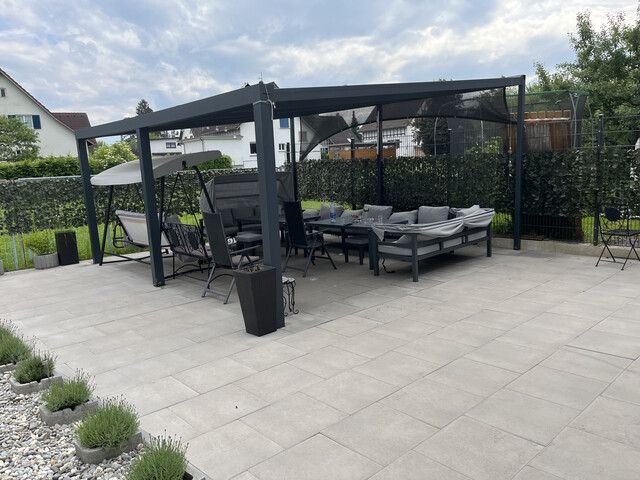 Geräumiges Haus mit 7 Carport-Stellplätze und Terrasse in Top-Lage!