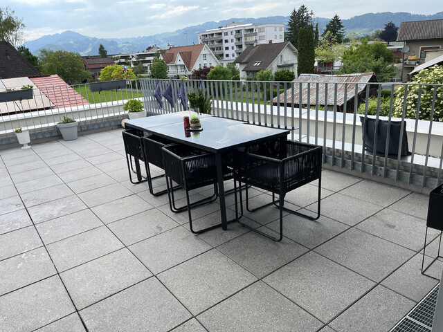 Geräumiges Haus mit 7 Carport-Stellplätze und Terrasse in Top-Lage!