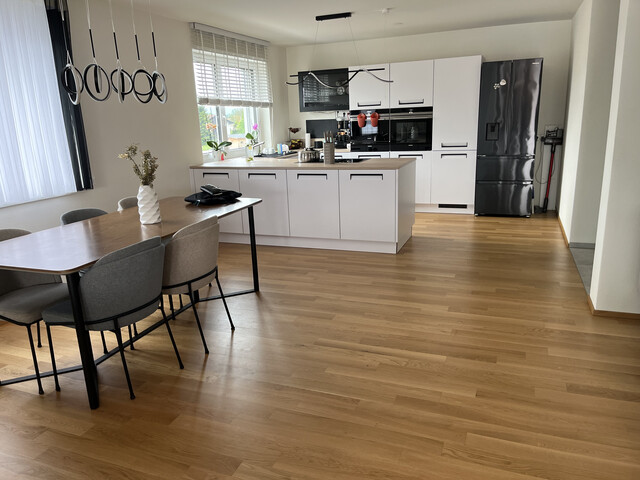 Geräumiges Haus mit 7 Carport-Stellplätze und Terrasse in Top-Lage!