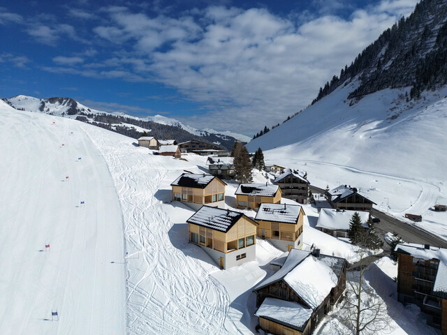 Ferientraum in spektakulärer Bergkulisse auf 1.500m Höhe: Chalet mit direktem Zugang zur Skipiste!