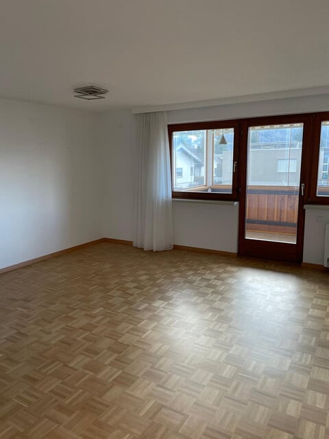 Sanierte Terrassenwohnung mit Parkplatz und Balkon in Top-Lage, Grenznähe CH!