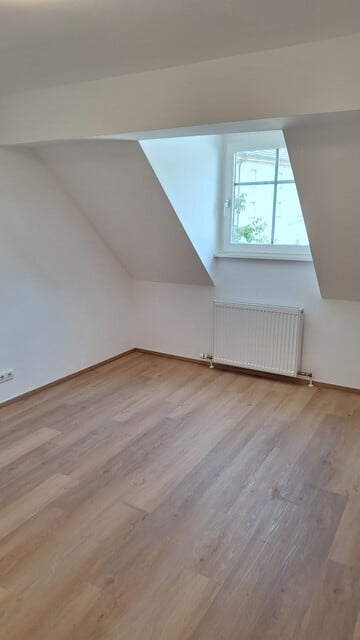 Neu sanierte Dachgeschosswohnung zur Miete in Top-Lage! 