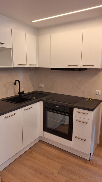 Neu sanierte Dachgeschosswohnung zur Miete in Top-Lage! 