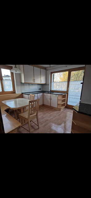 Geräumiges Haus mit Garage, Balkon, Terrasse, Garten, Abstellraum, Keller und Dachboden