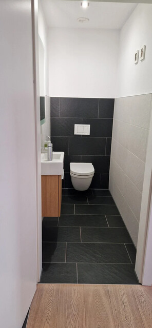 Provisionsfreie helle Dachgeschosswohnung mit Garage und Terrasse in Seenähe