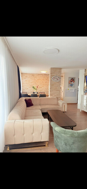 Renoviertes Dachgeschoss Wohnung mit Natursteinwände und Retrostilem Laminatboden, große Panoramaterasse mit atemberaubendem Bergaussicht. 