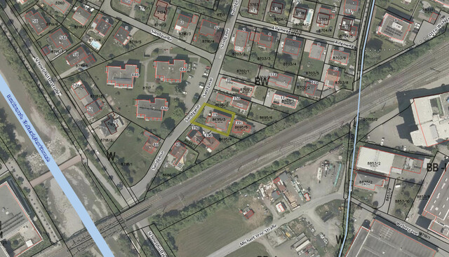 Großzügige Familienwohnung mit Garten, Loggia und Garage